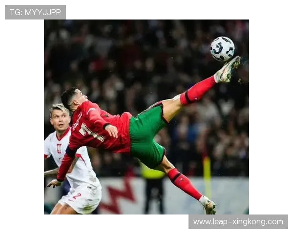 足球球星跪地瞬间震撼全场体现无限热爱与坚持精神 足球球星跪地瞬间震撼全场体现无限热爱与坚持精神